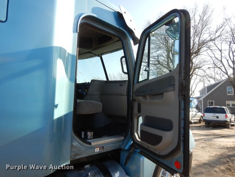 image for item DL2011 2006 Freightliner Columbia  semi truck