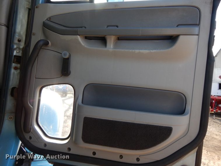 image for item DL2011 2006 Freightliner Columbia  semi truck