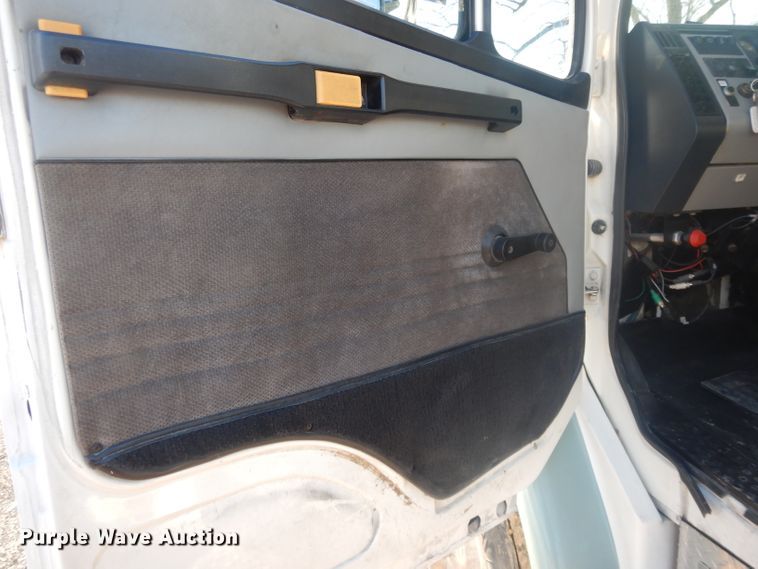 image for item DL2720 1994 Freightliner FL70  flatbed truck