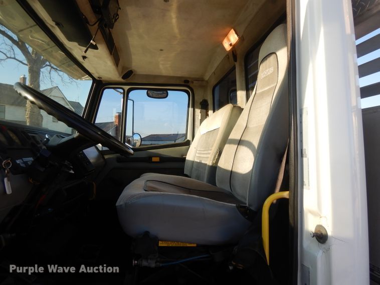 image for item DL2720 1994 Freightliner FL70  flatbed truck