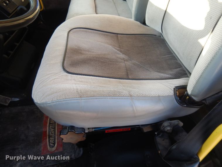 image for item DL2720 1994 Freightliner FL70  flatbed truck