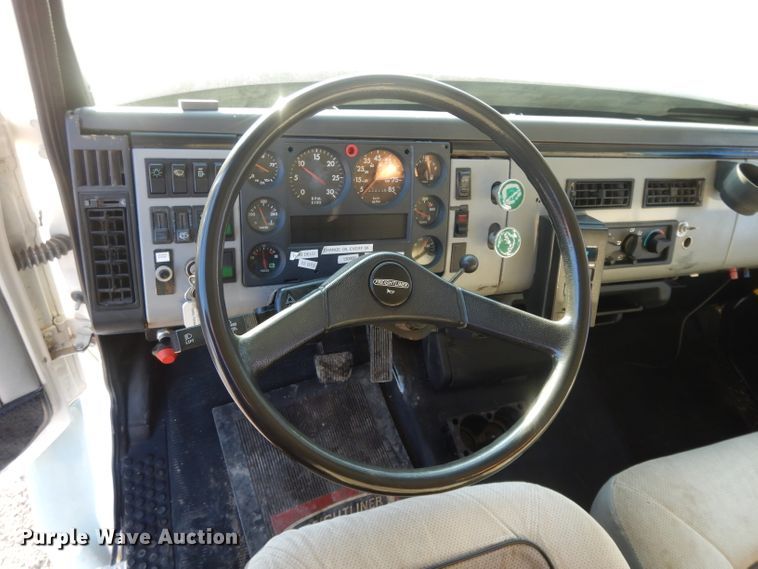 image for item DL2720 1994 Freightliner FL70  flatbed truck