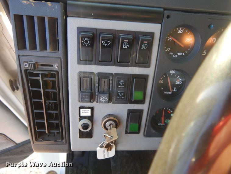 image for item DL2720 1994 Freightliner FL70  flatbed truck