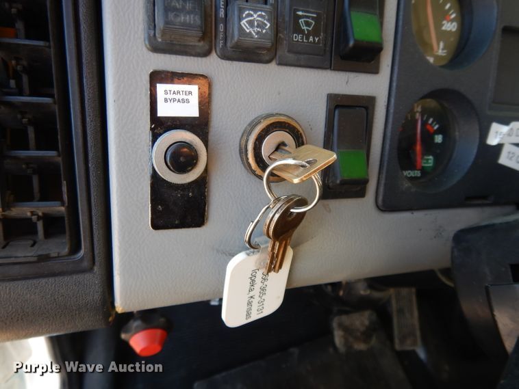 image for item DL2720 1994 Freightliner FL70  flatbed truck