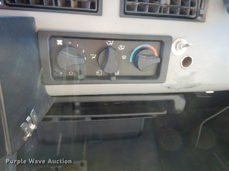 image for item DL2720 1994 Freightliner FL70  flatbed truck