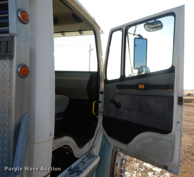 image for item DL2720 1994 Freightliner FL70  flatbed truck