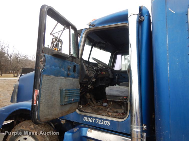 image for item DL2746 1989 Peterbilt 377  semi truck