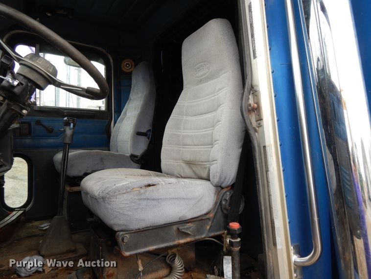 image for item DL2746 1989 Peterbilt 377  semi truck