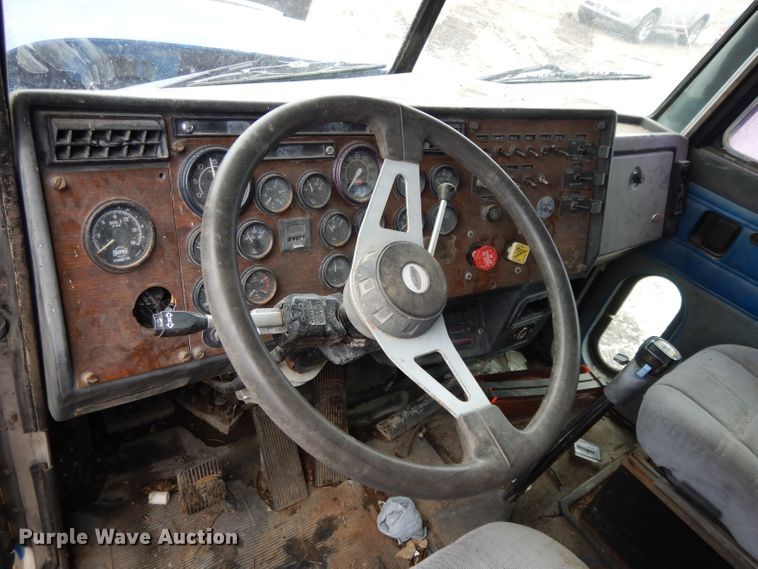 image for item DL2746 1989 Peterbilt 377  semi truck