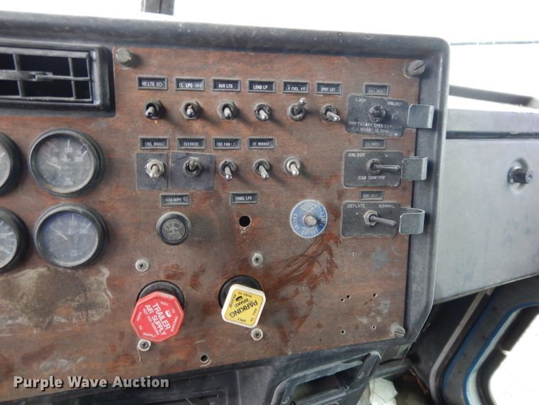 image for item DL2746 1989 Peterbilt 377  semi truck