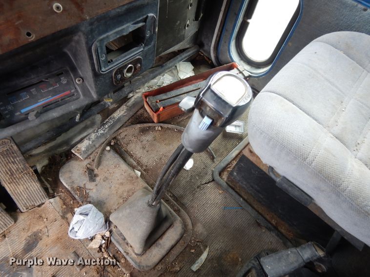 image for item DL2746 1989 Peterbilt 377  semi truck