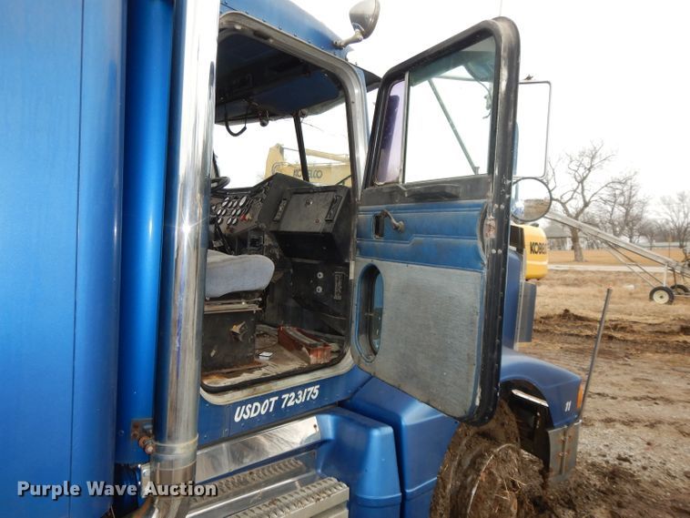 image for item DL2746 1989 Peterbilt 377  semi truck