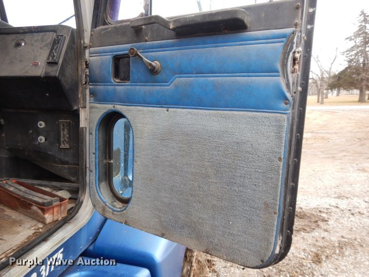 image for item DL2746 1989 Peterbilt 377  semi truck