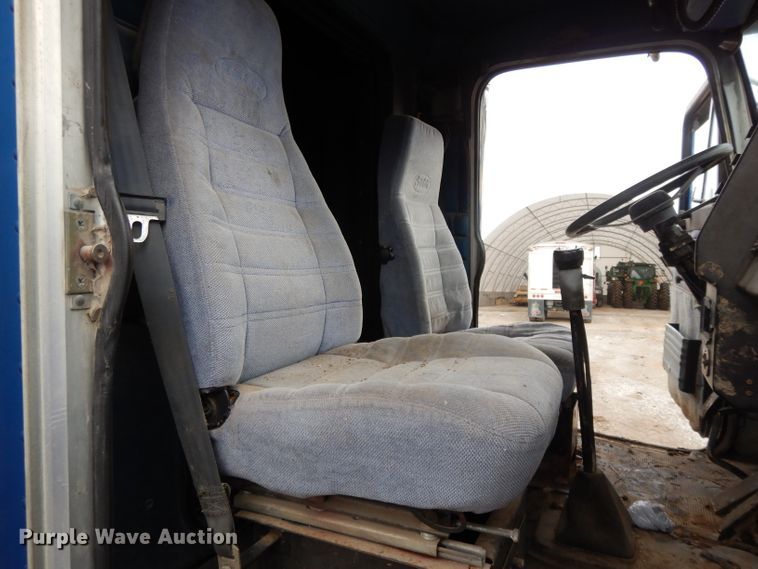 image for item DL2746 1989 Peterbilt 377  semi truck