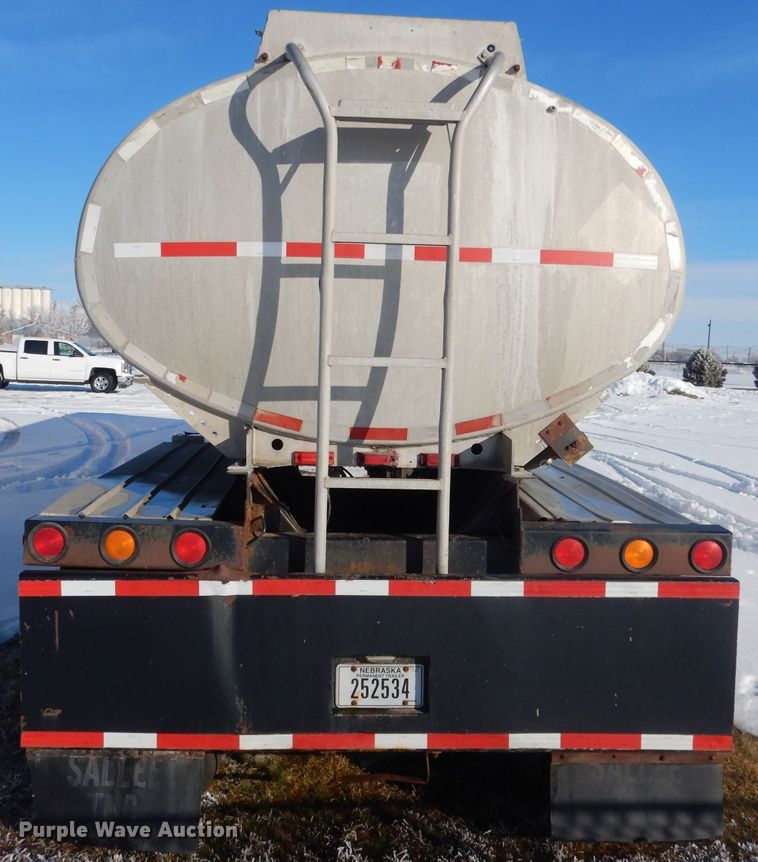 image for item FA9374 1977 Heil tank trailer