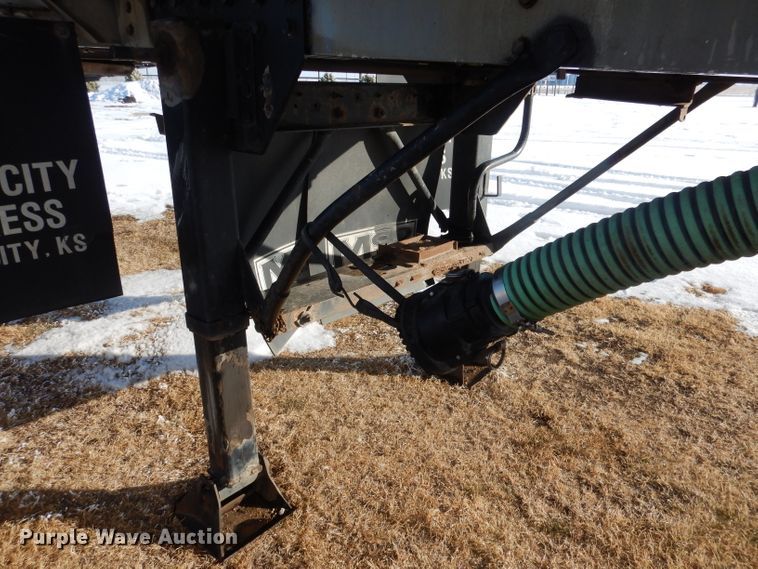 image for item FA9374 1977 Heil tank trailer