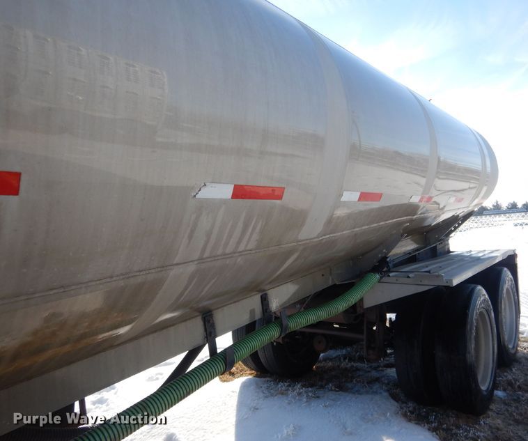 image for item FA9374 1977 Heil tank trailer