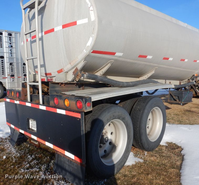 image for item FA9374 1977 Heil tank trailer