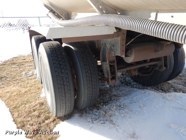 image for item FA9374 1977 Heil tank trailer