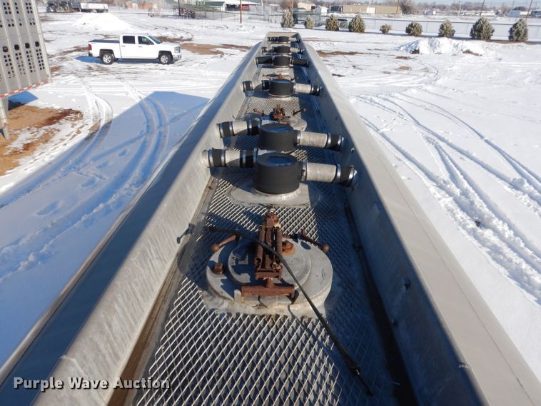 image for item FA9374 1977 Heil tank trailer