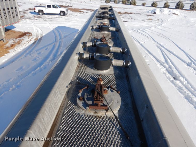 image for item FA9374 1977 Heil tank trailer