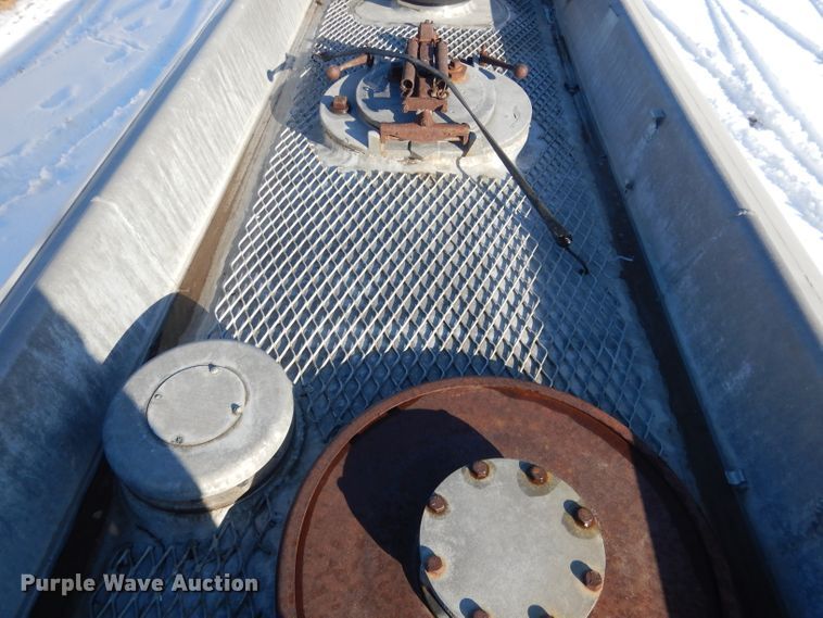 image for item FA9374 1977 Heil tank trailer