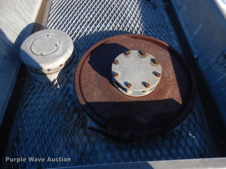 image for item FA9374 1977 Heil tank trailer