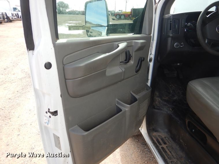 image for item HC9157 2010 Chevrolet Express 3500  box truck