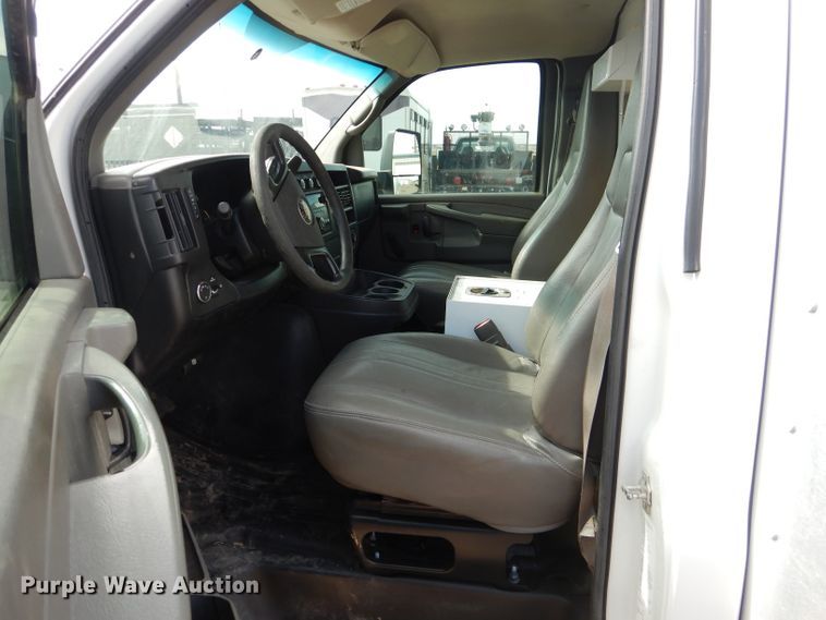 image for item HC9157 2010 Chevrolet Express 3500  box truck