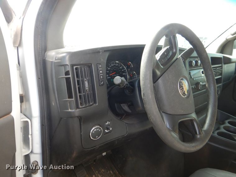 image for item HC9157 2010 Chevrolet Express 3500  box truck