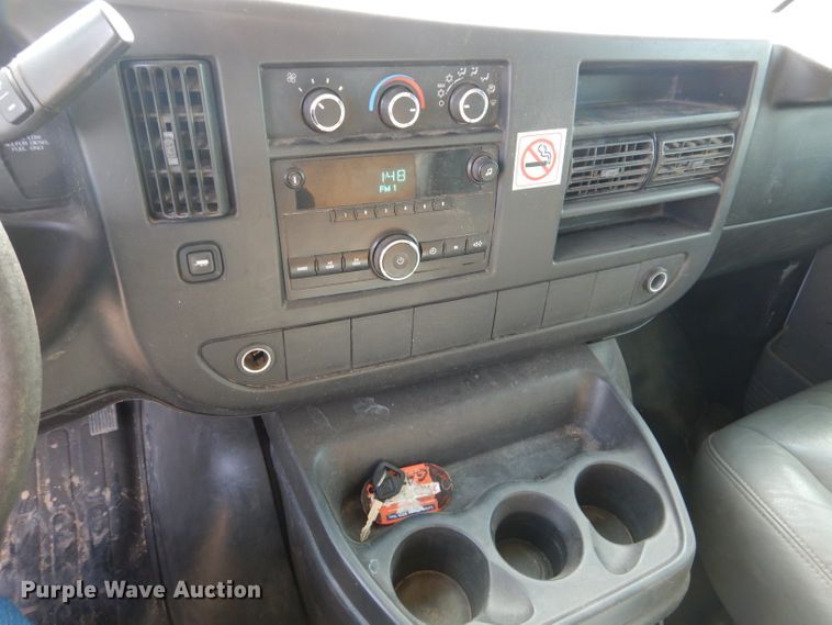 image for item HC9157 2010 Chevrolet Express 3500  box truck