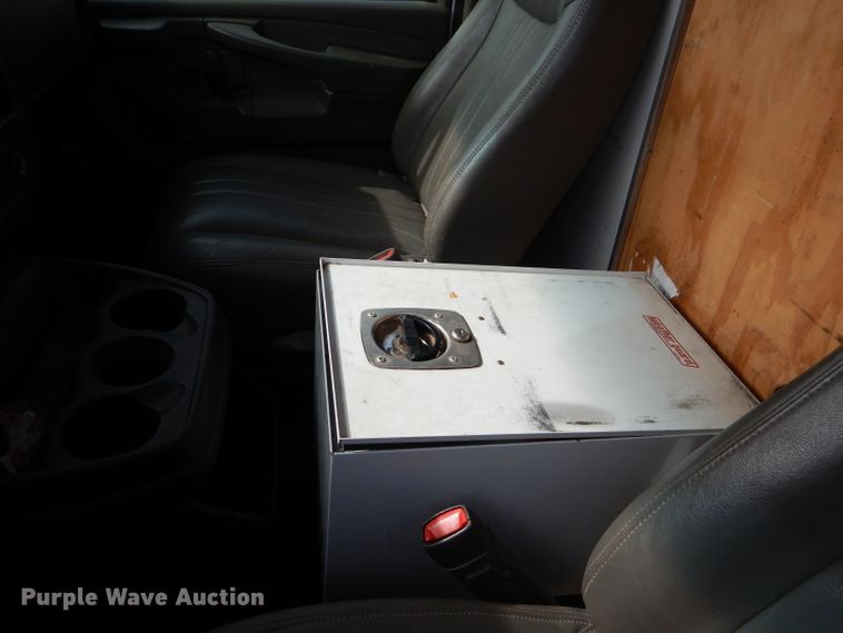 image for item HC9157 2010 Chevrolet Express 3500  box truck