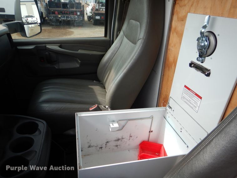 image for item HC9157 2010 Chevrolet Express 3500  box truck