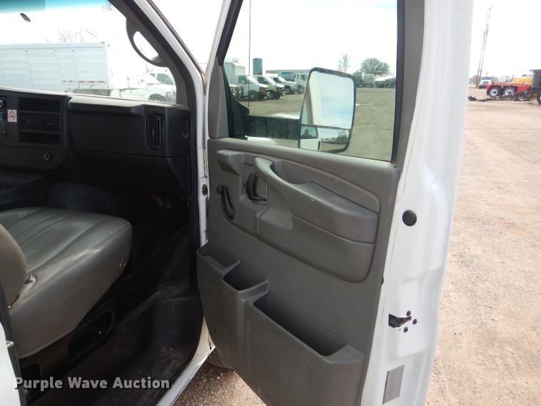 image for item HC9157 2010 Chevrolet Express 3500  box truck