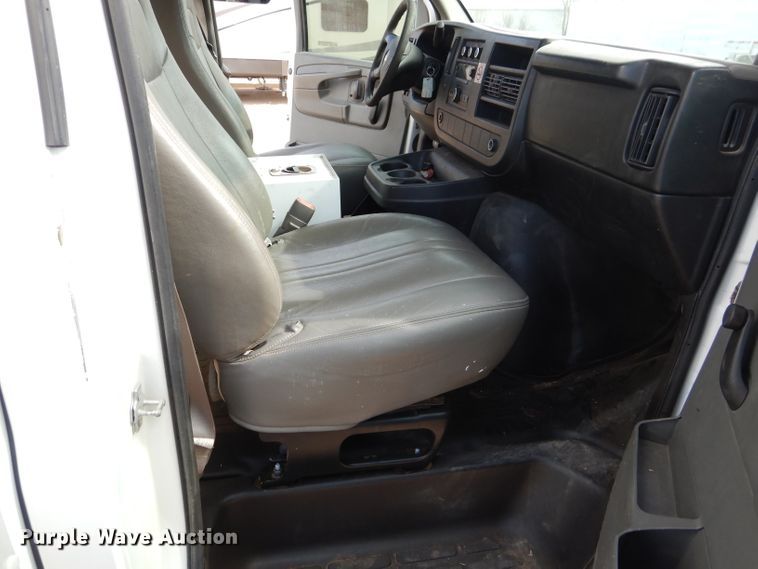 image for item HC9157 2010 Chevrolet Express 3500  box truck