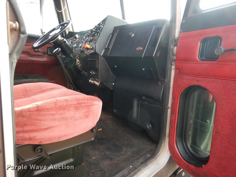 image for item HL9315 1999 Peterbilt 379  semi truck