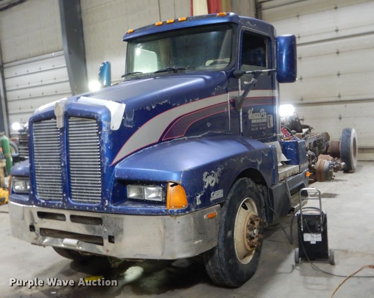 image for item HS9827 1995 Kenworth T600  semi truck