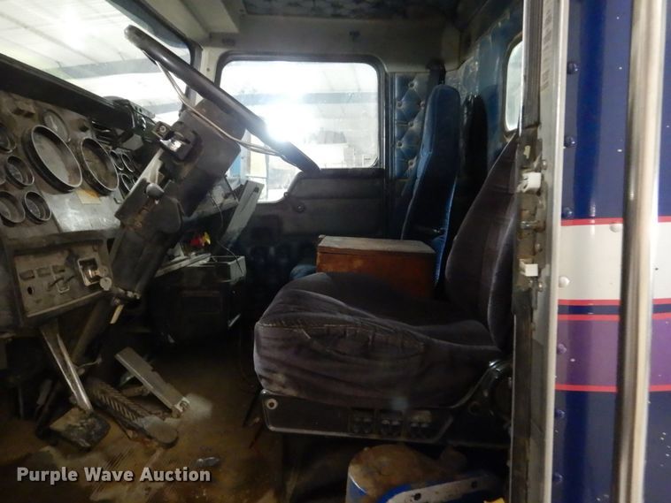 image for item HS9827 1995 Kenworth T600  semi truck