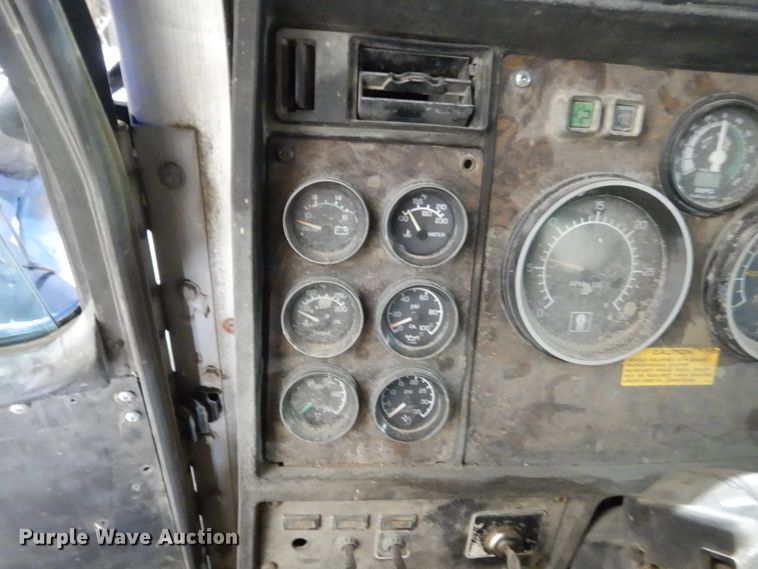 image for item HS9827 1995 Kenworth T600  semi truck