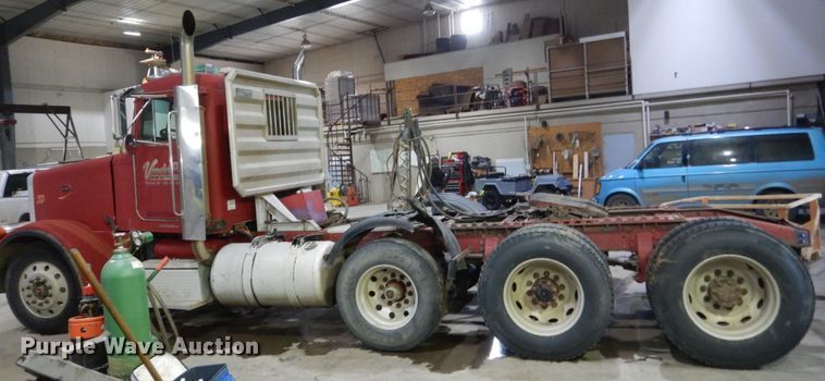 image for item HS9828 2000 Peterbilt 378  semi truck