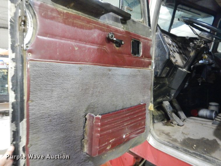 image for item HS9828 2000 Peterbilt 378  semi truck