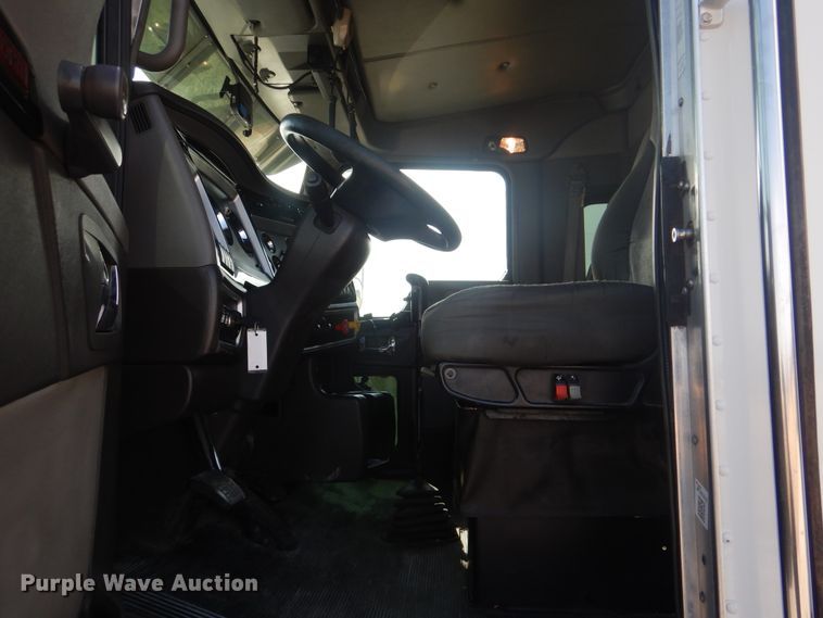 image for item HX9117 2009 Kenworth T800  semi truck