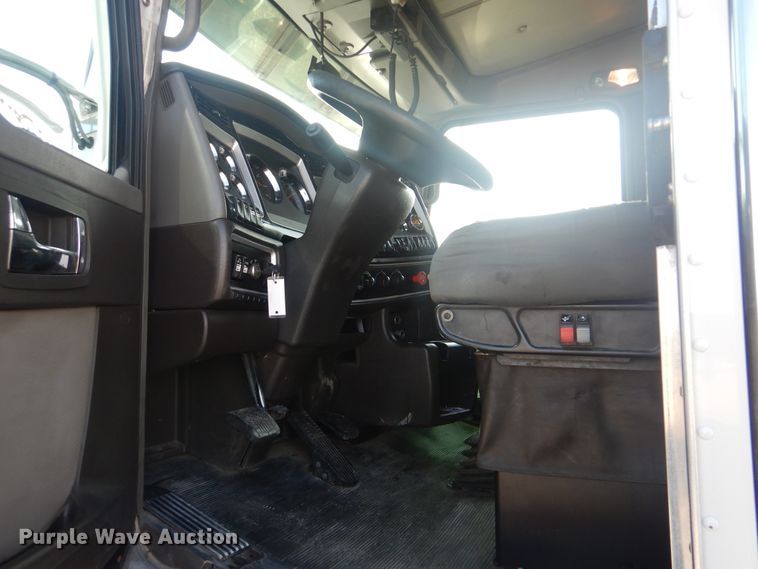 image for item HX9117 2009 Kenworth T800  semi truck