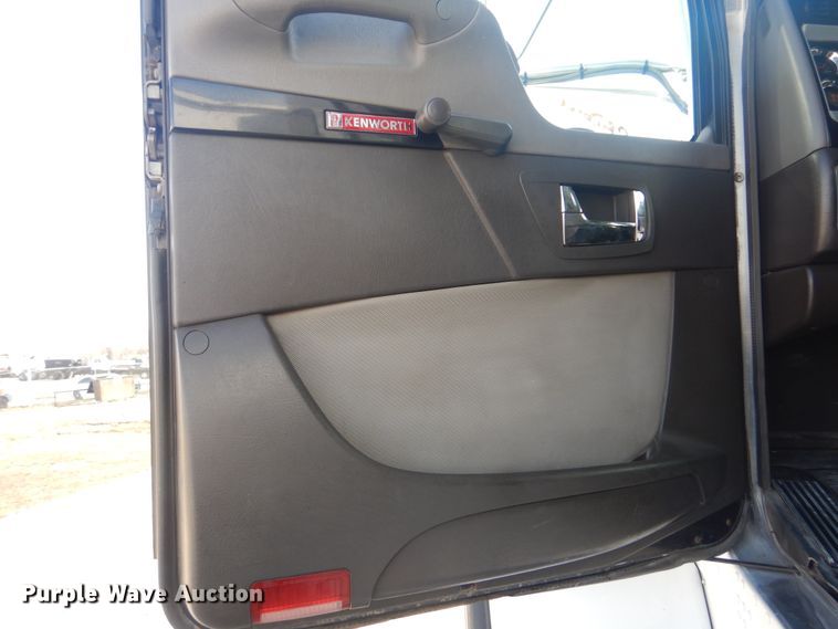 image for item HX9117 2009 Kenworth T800  semi truck