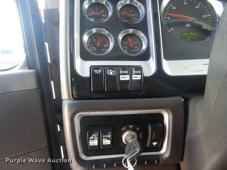 image for item HX9117 2009 Kenworth T800  semi truck