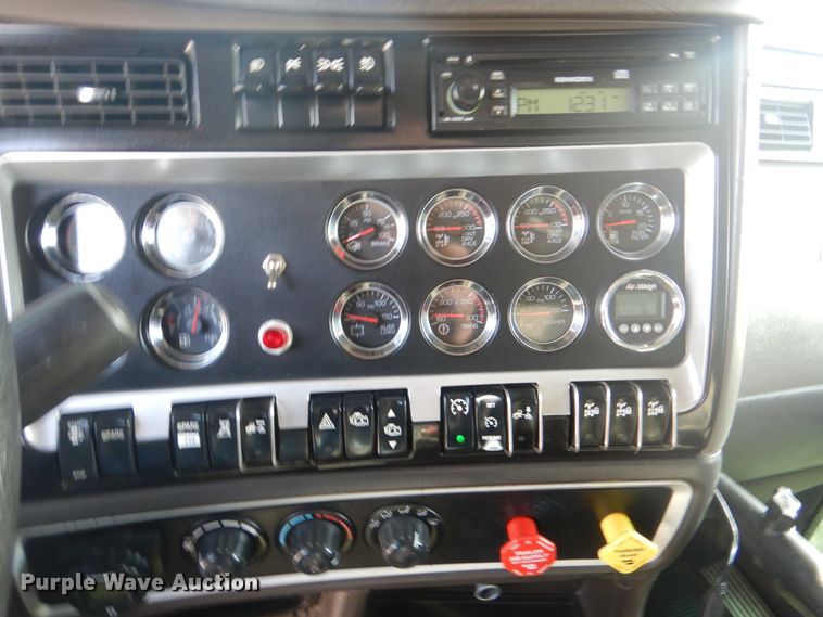 image for item HX9117 2009 Kenworth T800  semi truck