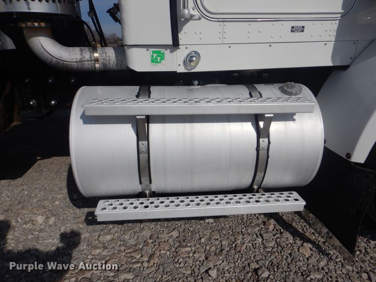 image for item HX9117 2009 Kenworth T800  semi truck