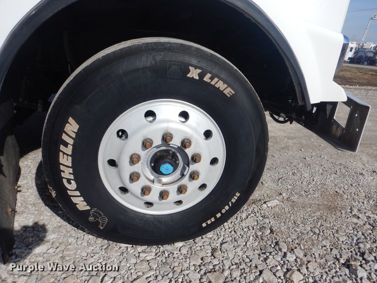 image for item HX9117 2009 Kenworth T800  semi truck