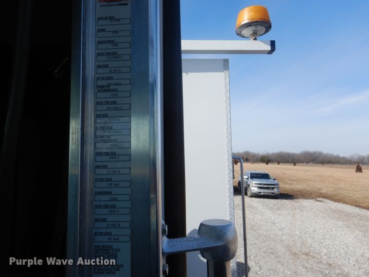 image for item HX9117 2009 Kenworth T800  semi truck