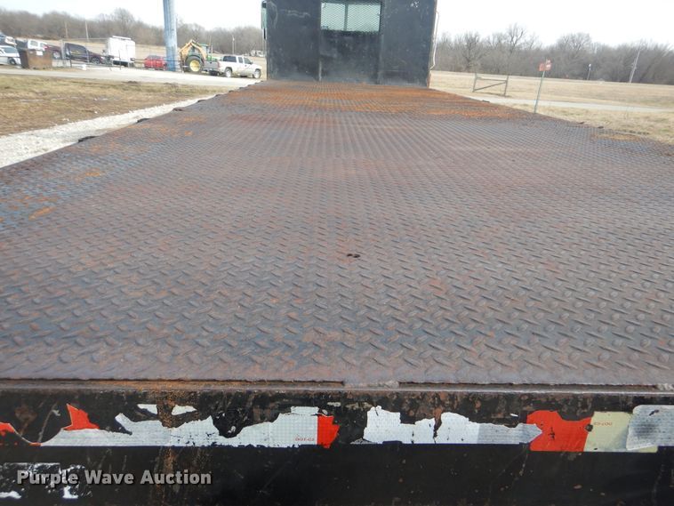 image for item HX9123 2004 Peterbilt 330  dump flatbed truck